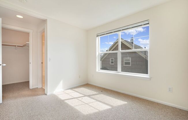 Bright and Spacious 3 bedroom townhouse in Queen Anne