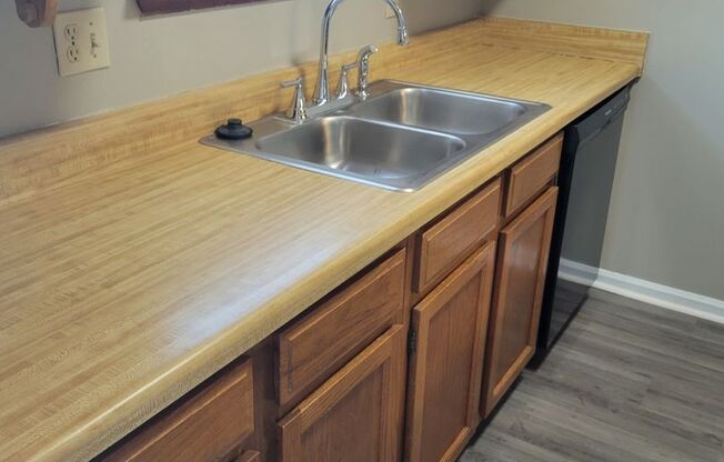 $1200 - Jefferson Square - Updated 2/2