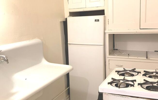 Studio, 1 bath, $875, Unit 13
