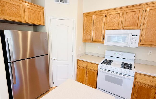 Beautiful 3 Bed 2.5 Bath Santa Clara Townhome. 2 Car Garage & Private Backyard