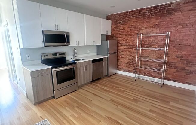 1 bed, 1 bath, $1,200, Unit 2R