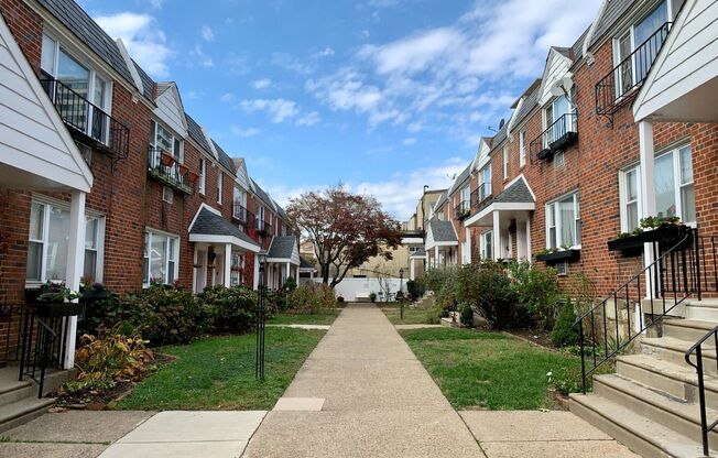 Charming 2-Bedroom/1-Bathroom Apartment by the Art Museum! Garage and Parking Included!
