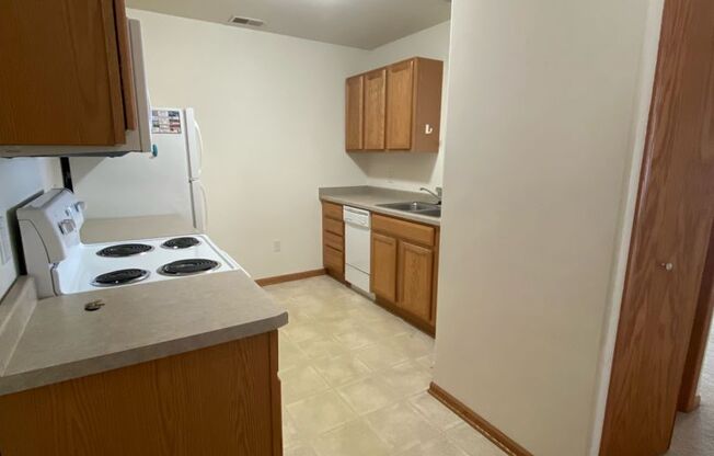 2 beds, 1 bath, $1,415, Unit 113 E Washington St