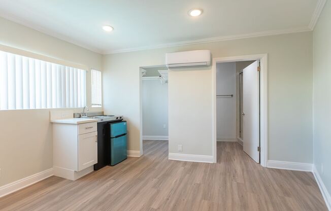 Studio, 1 bath, 350 sqft, $1,748, Unit 300