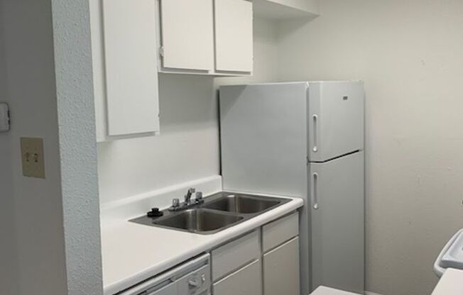 1 bed, 1 bath, 640 sqft, $885, Unit 2404