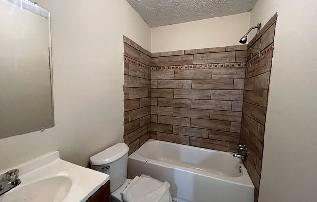 3 beds, 1 bath, $1,100, Unit Apt B