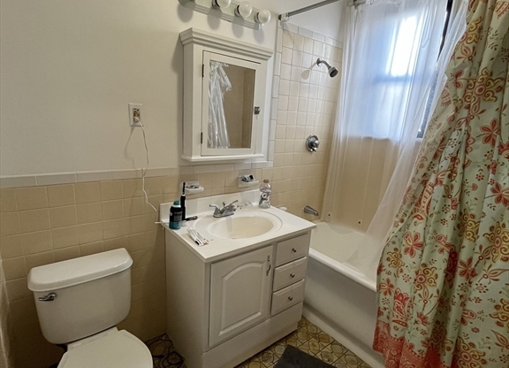 Studio, 1 bath, 350 sqft, $2,300, Unit 34