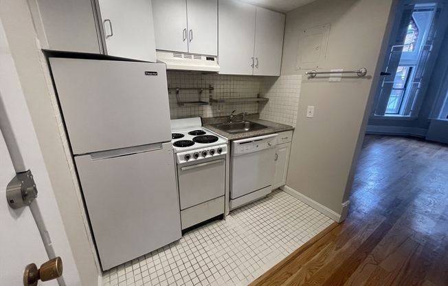 Studio, 1 bath, 350 sqft, $3,000, Unit 1L