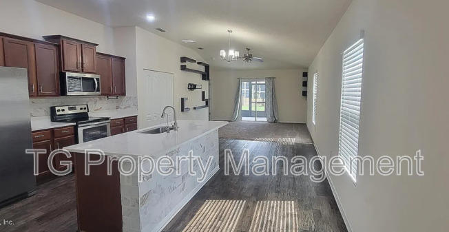 8238 MDW WALK LN