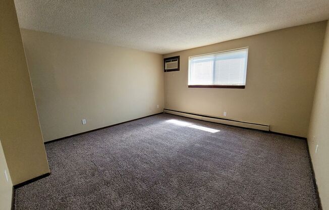 2 beds, 1 bath, $695, Unit 02