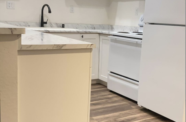 1 bed, 1 bath, 605 sqft, $1,300, Unit 44