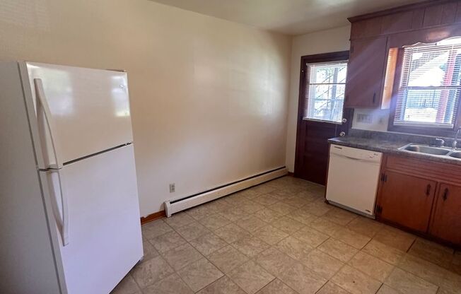 2 beds, 1 bath, 903 sqft, $1,210, Unit E-8