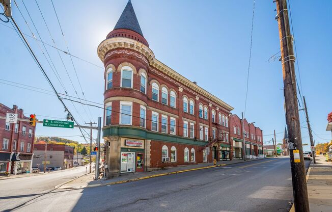 1 bed, 1 bath, 800 sqft, $849, Unit 103 W Lincoln Ave #1