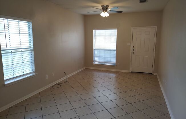 Cute duplex in Leander
