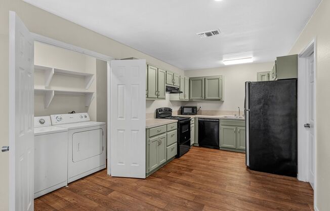 1013/1015 Advance St