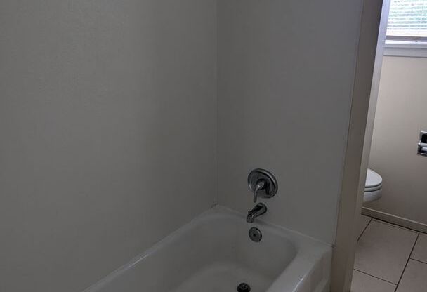 1 bed, 1 bath, $625, Unit 205