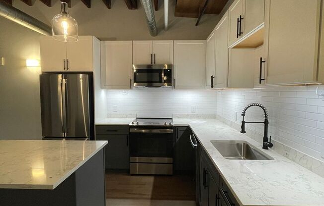 2 beds, 2 baths, 893 sqft, $2,300, Unit 123-318