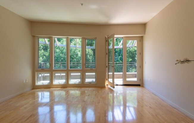 NO PARKING/2+ bed/2 bath top floor condo with full length balcony overlooking north park blocks/NO PARKING