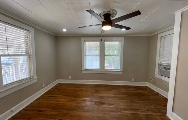 Simply the BEST! Adorable 1 Bedroom/1 Bath upstairs apartment home Located off Historic Camp Bowie! ((Covered Deck)) Minutes to Downtown Ft Worth ~