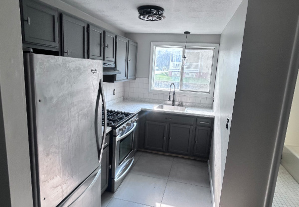 102 LAURENS ST