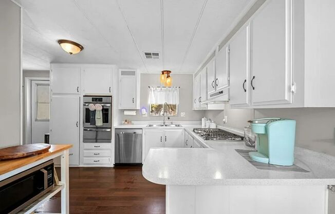 Charming 3-Bed/2-Bath Mobile Home with Fenced Yard In Homeland!