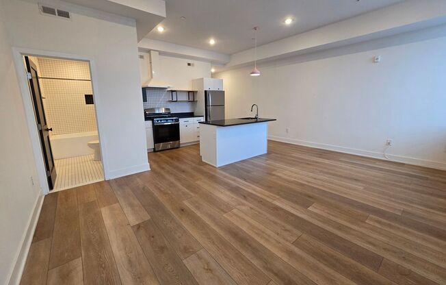 Bright 1 bedroom available now - MOVE IN SPECIAL!