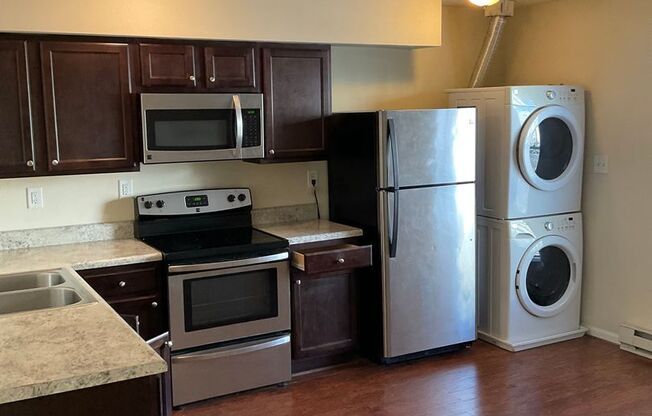 2 beds, 1 bath, $995, Unit Unit H