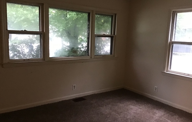 3 beds, 1 bath, $1,095