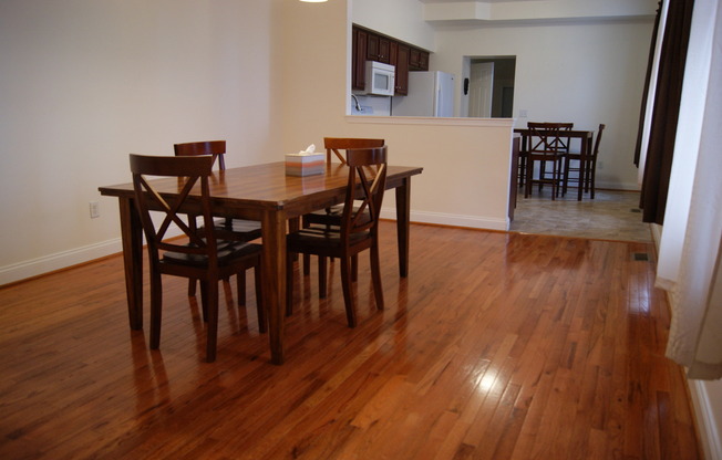3BR/1.5BA Beautiful Townhome in East Monument Near Hopkins Hospital