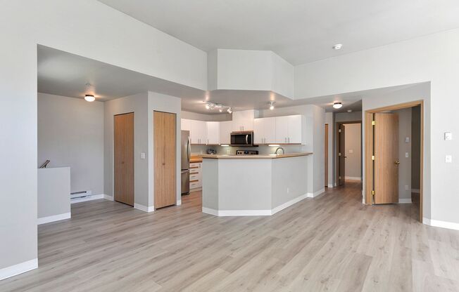 Spacious and Elegant Townhouse-style 2 Bedroom 2 Bath Condo Kent