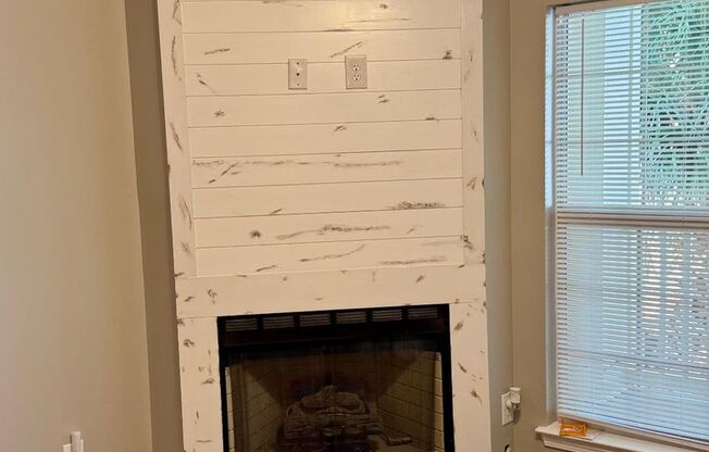 3 beds, 2 baths, 1,394 sqft, $2,850, Unit Daniel Ellis