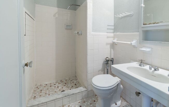 Studio, 1 bath, 420 sqft, $1,075, Unit 410