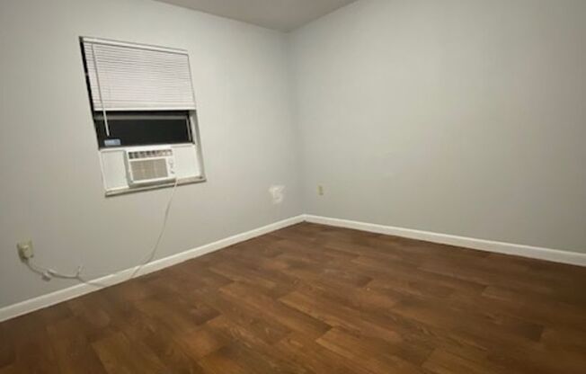 2 beds, 1 bath, $1,350, Unit A