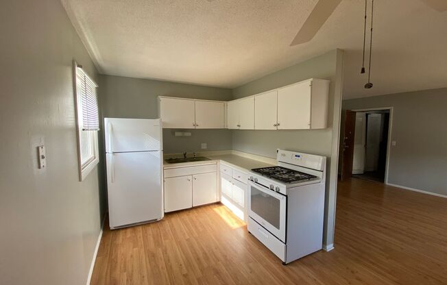 2 beds, 1 bath, $825, Unit 3