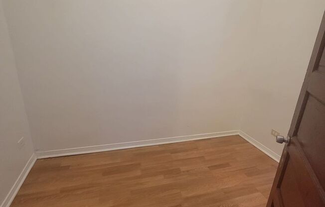 2 beds, 1 bath, $1,300, Unit 2R