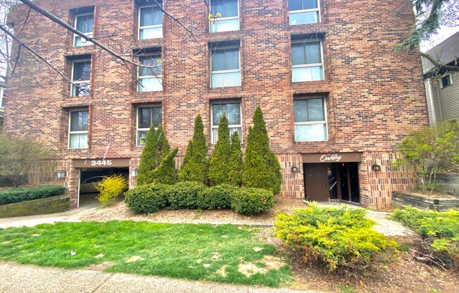 3445 N Oakland Ave