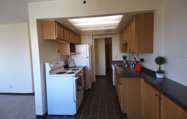 2 beds, 1.5 baths, 835 sqft, $1,595, Unit 608