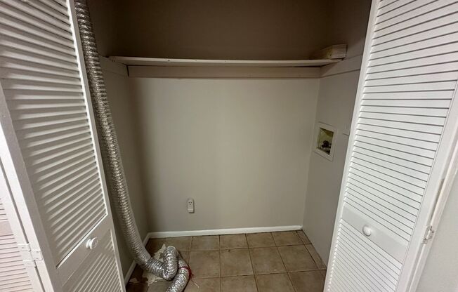 3 Bedroom, 2.5 Bathroom Triplex Near UCF!