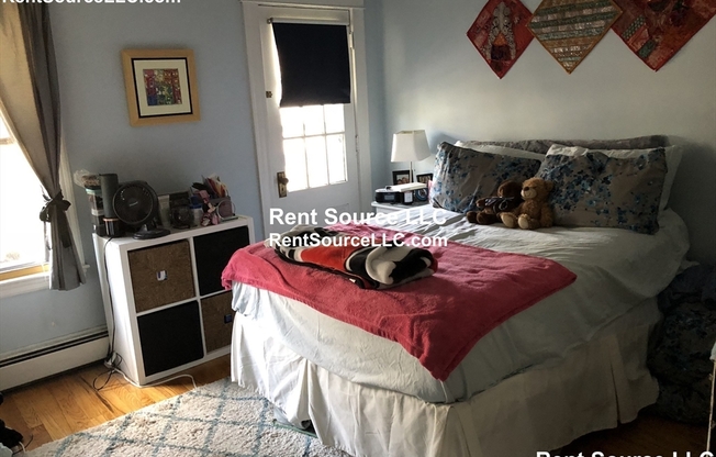 3 beds, 1 bath, 1,043 sqft, $3,000, Unit 2L