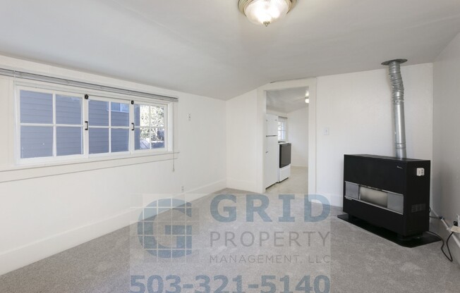 Charming 2 Bedroom Apartment Available in Milwaukie - Private Fenced-In Yard!