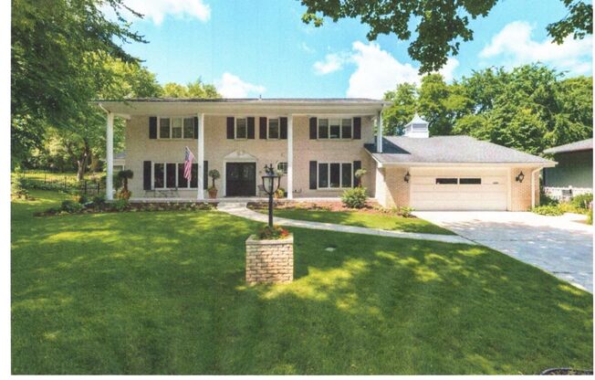 7 Bedroom home near Cedar Lake