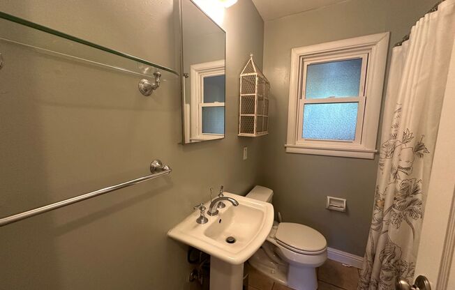 3 beds, 1 bath, $2,595