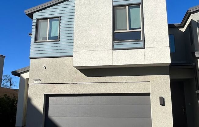 Beautiful 3 Bedroom Townhome in the Southwest available NOW!