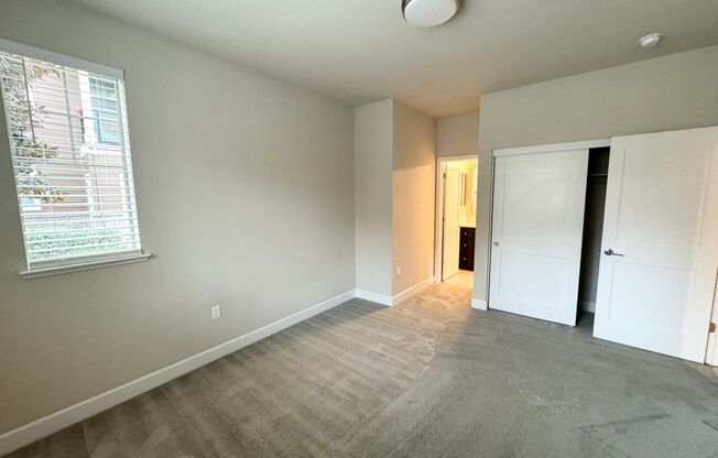 3 beds, 3.5 baths, $3,700, Unit UNIT 5