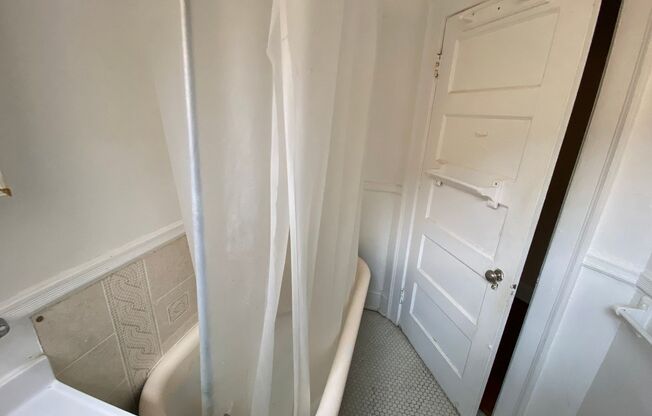 2 beds, 1 bath, 1,000 sqft, $1,750, Unit 3027 N. Calvert St. E6