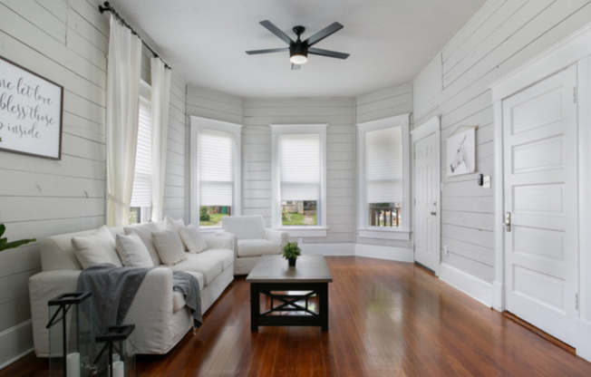 Historical Victorian Farmhouse minutes from Downtown, Lavaca, & Southtown
