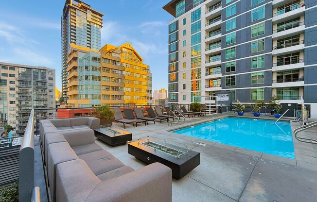 Spacious 2B/2BA Acqua Vista Condo w/ A/C & Washer/Dryer!