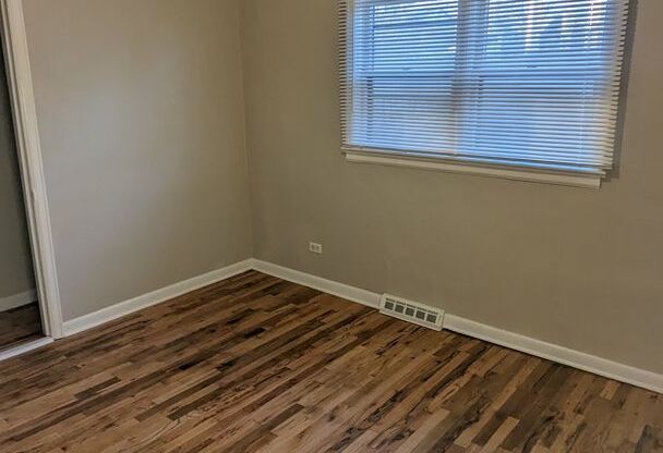 NICE THREE BEDROOM HOME ON NEARLY 1/3 ACRE FENCED YARD IN DENVER! AVAIL. DEC. 1st!