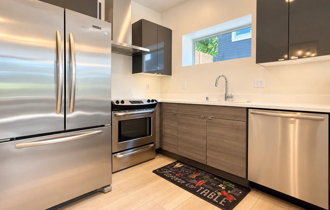 Modern 3-Bedroom Townhome with AC & Assigned Parking in Judkins Park / Central Area