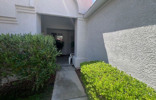 One-Level Townhouse off of Tropicana/Durango